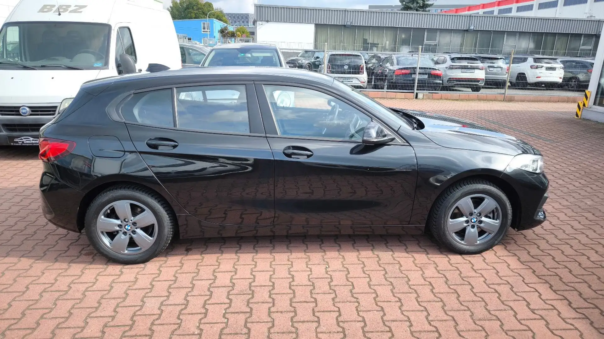 BMW 118 i Lim. Advantage LED Sitzheizung Schwarz - 2