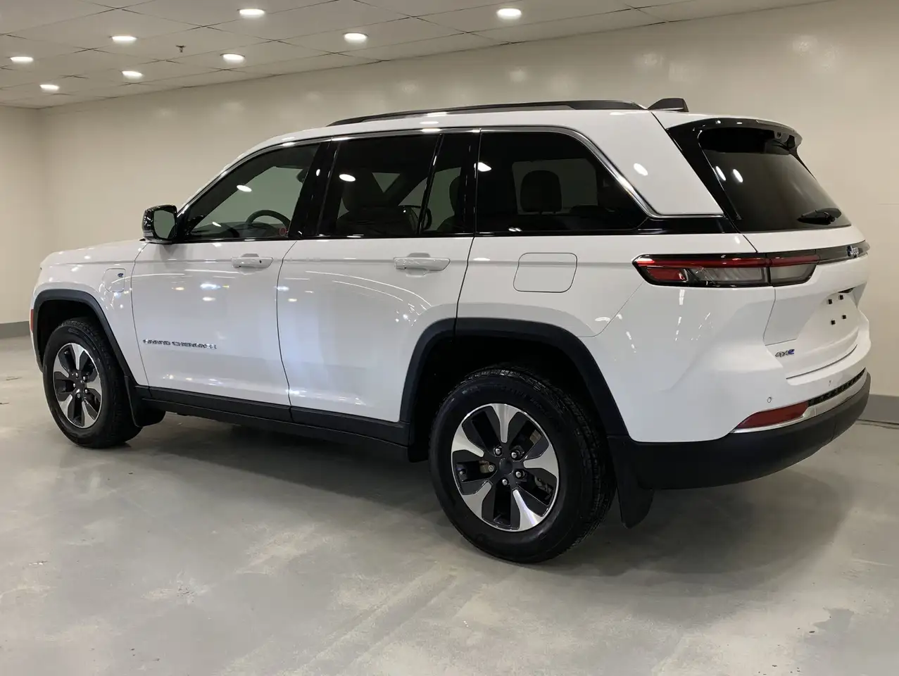 Jeep Grand Cherokee снимка Jeep Grand Cherokee
