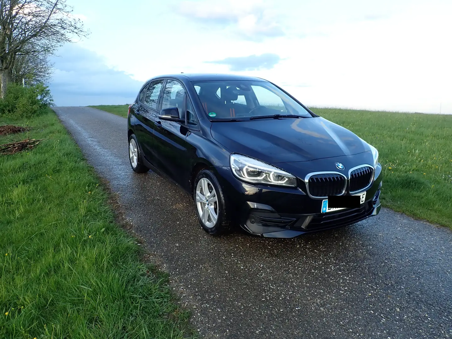 BMW 225 225xe iPerformance Active Tourer Sport Line crna - 2