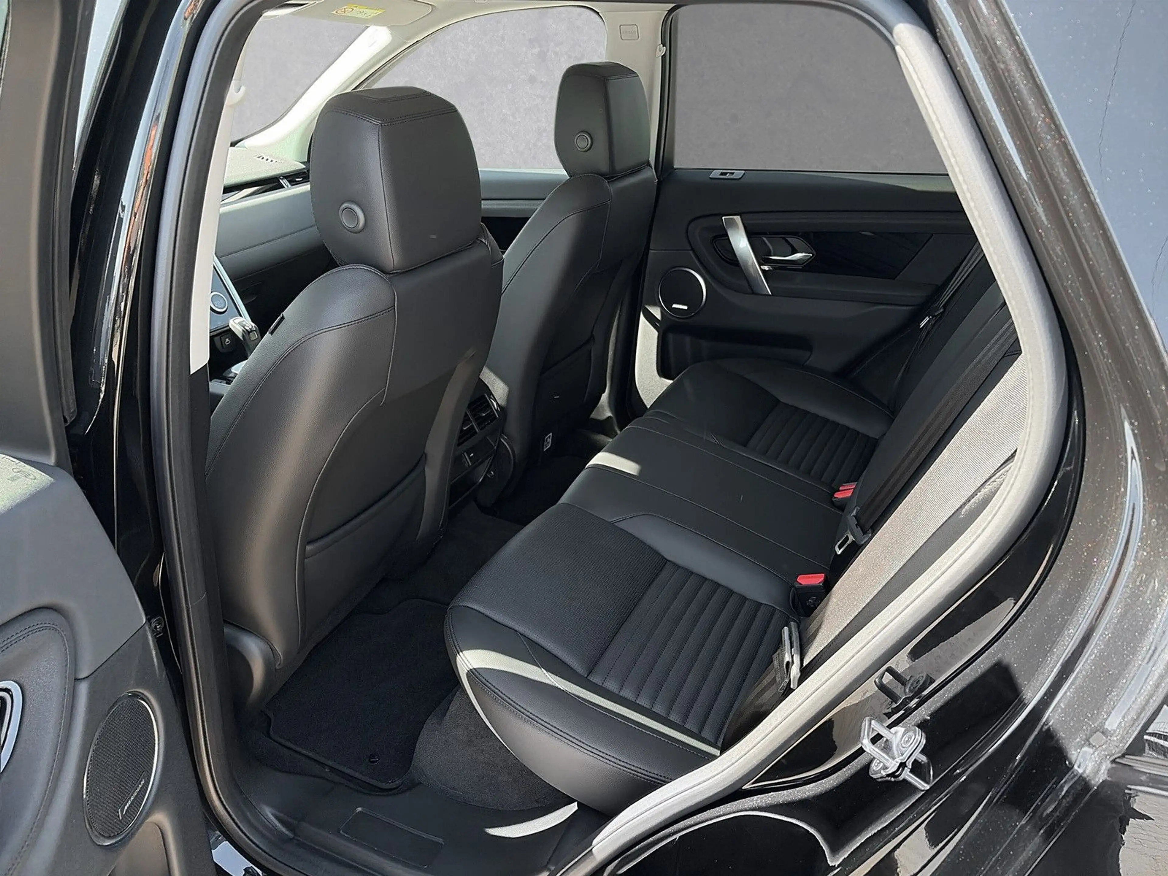 Land Rover Discovery Sport P300e PHEV SE — photo 14