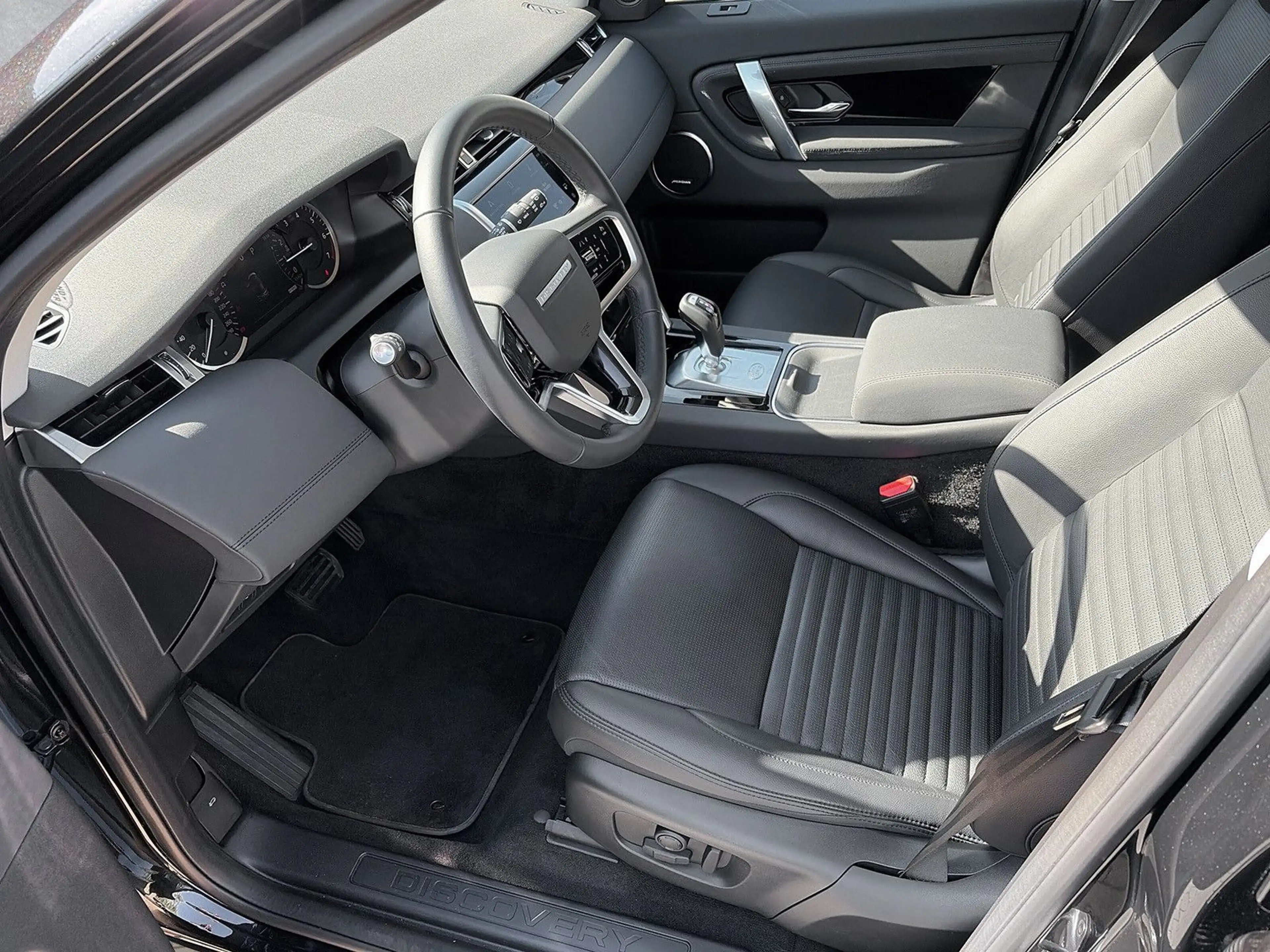 Land Rover Discovery Sport P300e PHEV SE — photo 13