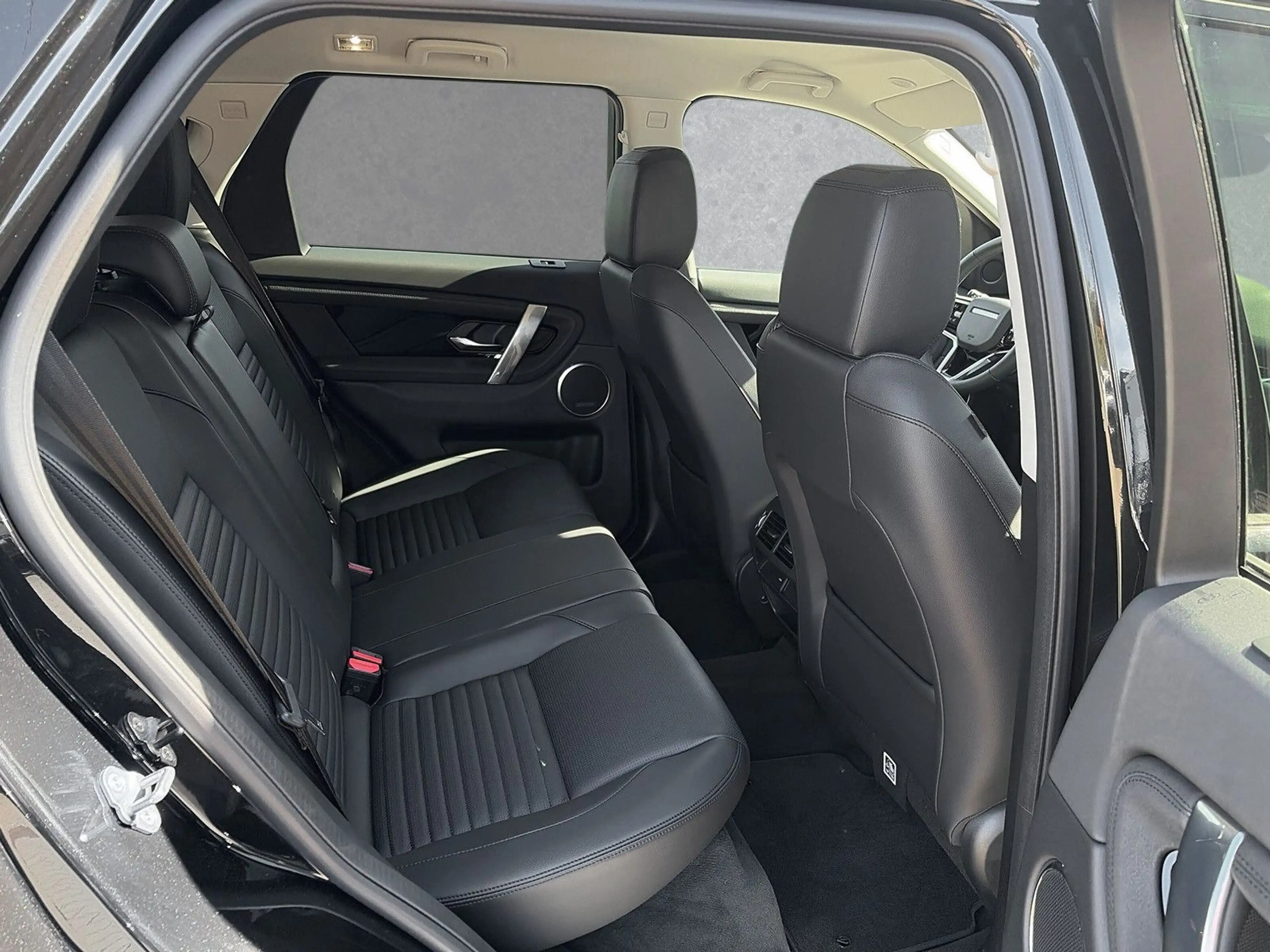 Land Rover Discovery Sport P300e PHEV SE — photo 5