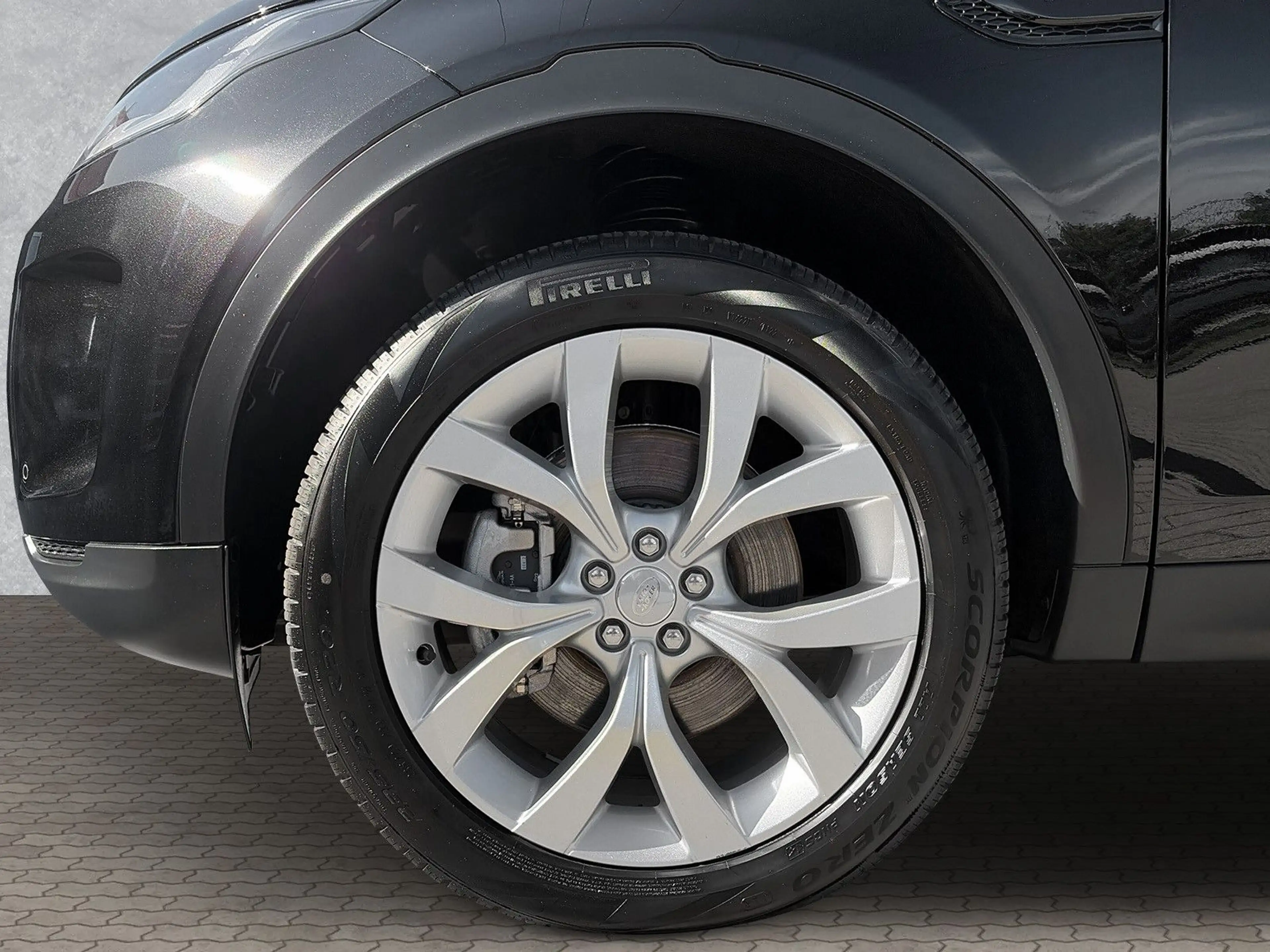Land Rover Discovery Sport P300e PHEV SE — photo 9