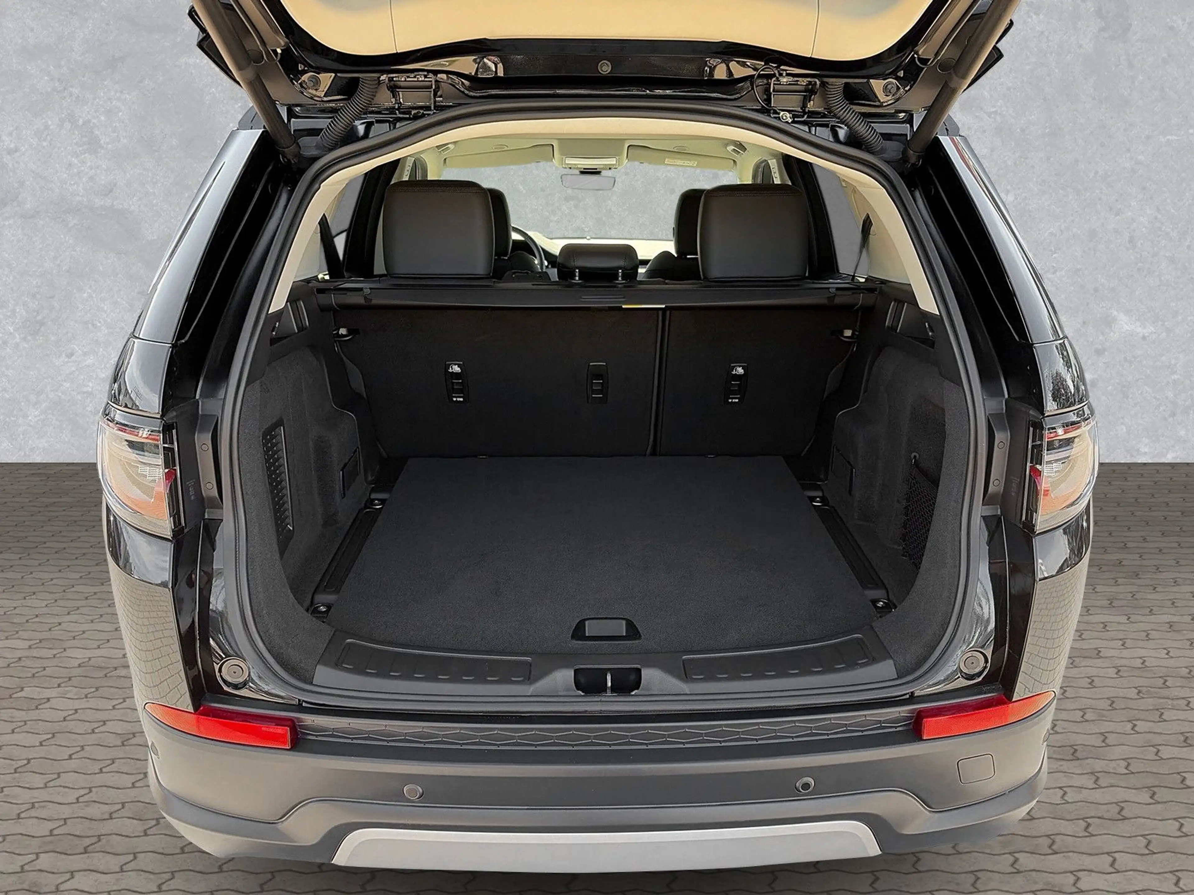Land Rover Discovery Sport P300e PHEV SE — photo 15