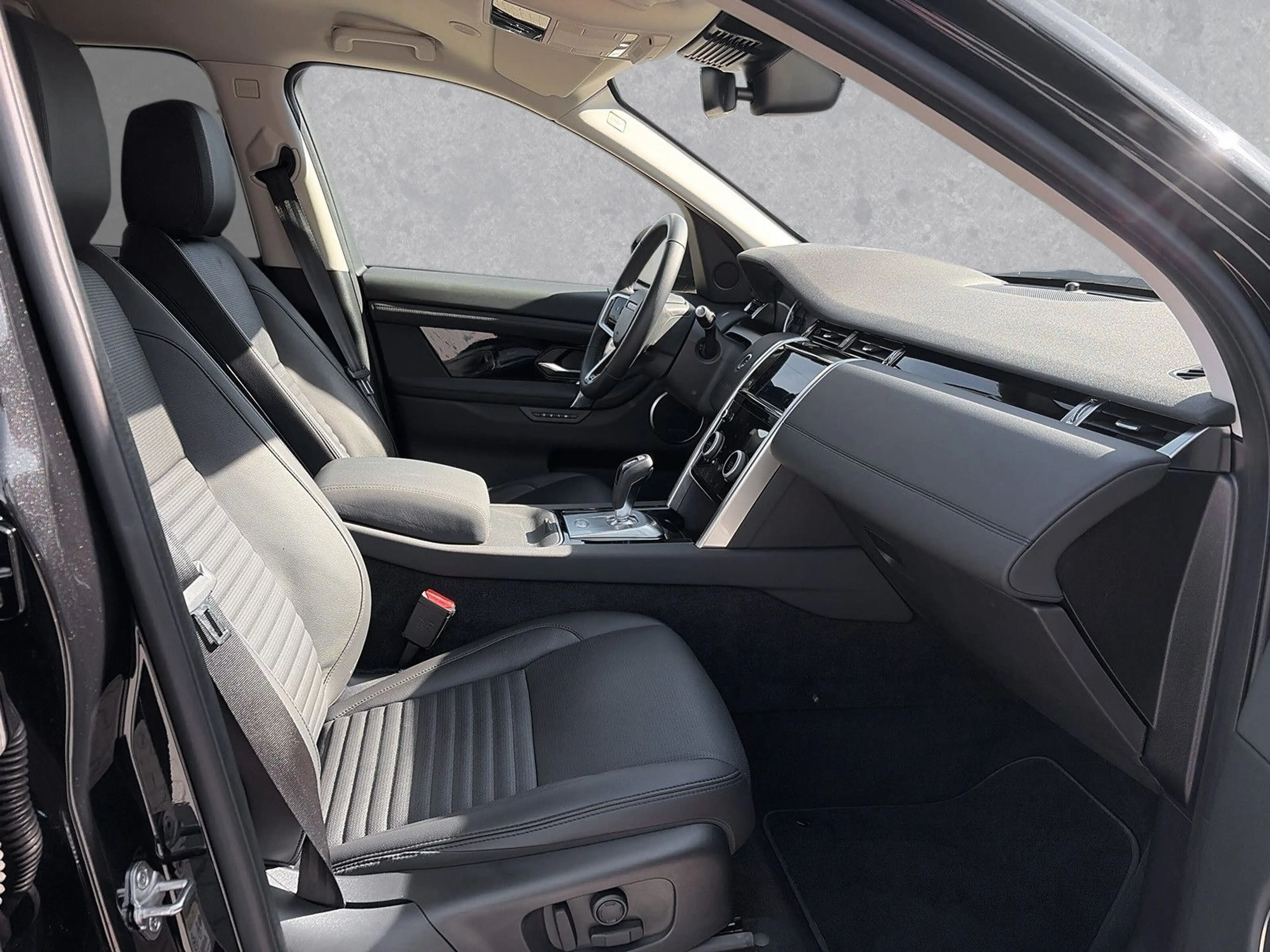 Land Rover Discovery Sport P300e PHEV SE — photo 3