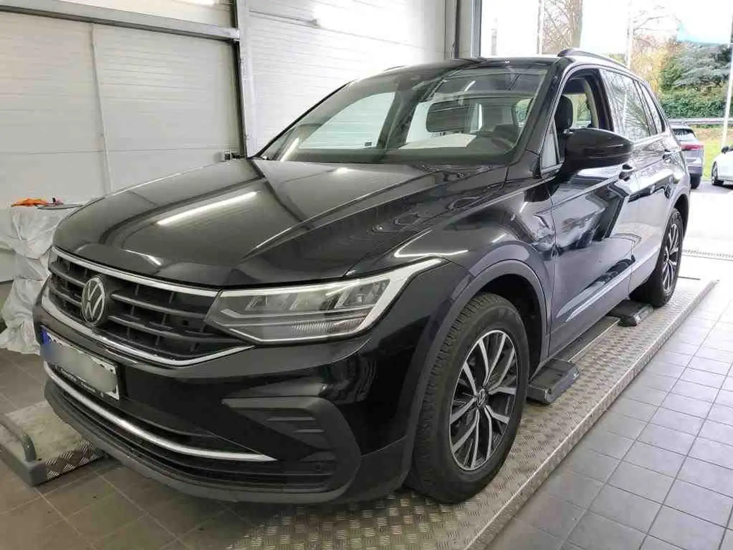 Volkswagen Tiguan 2.0 TDI DSG LIFE +AHK +LED +ACC +RKAM +NAVI +ALU Schwarz - 2