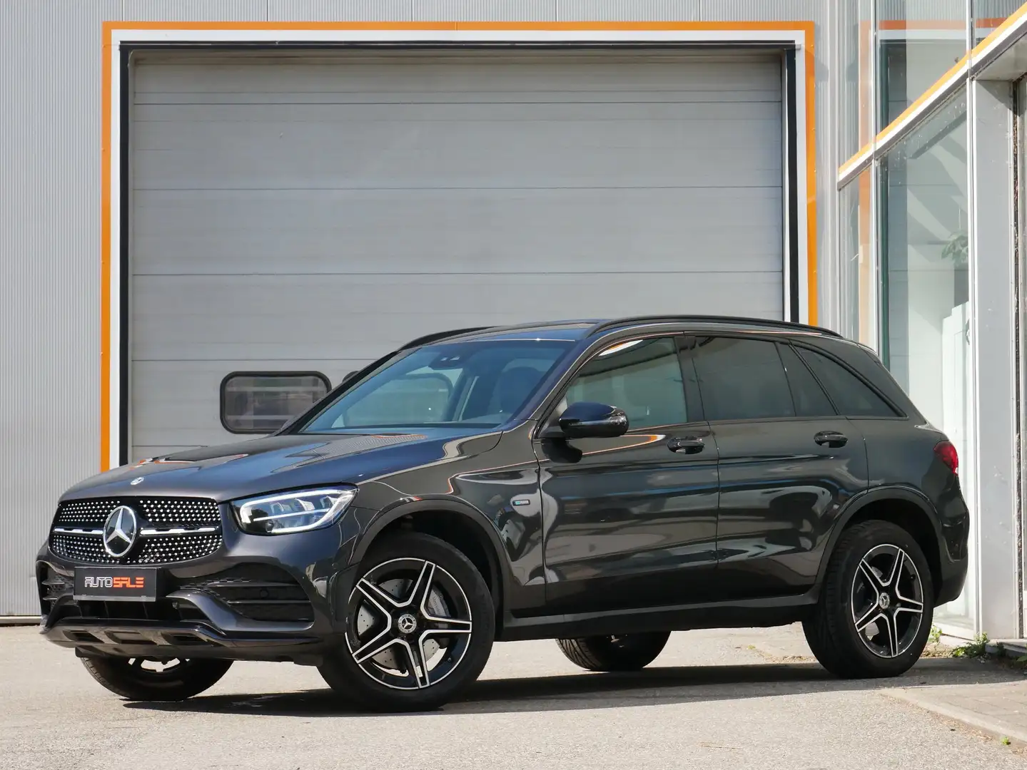 Mercedes-Benz GLC 300 e 4-Matic AMG line AHK/MBUX/CAM Grijs - 1
