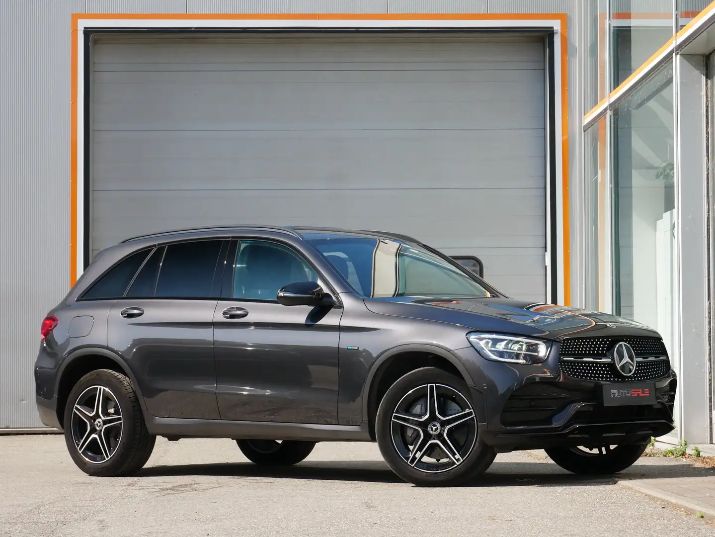 Mercedes-Benz GLC 300 e 4-Matic AMG line AHK/MBUX/CAM Grijs - 2
