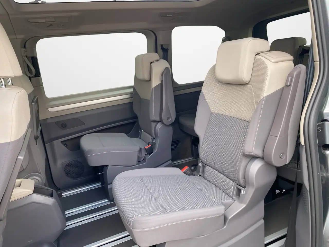 Volkswagen T7 Multivan 2.0 TDI DSG Edition Pano 11