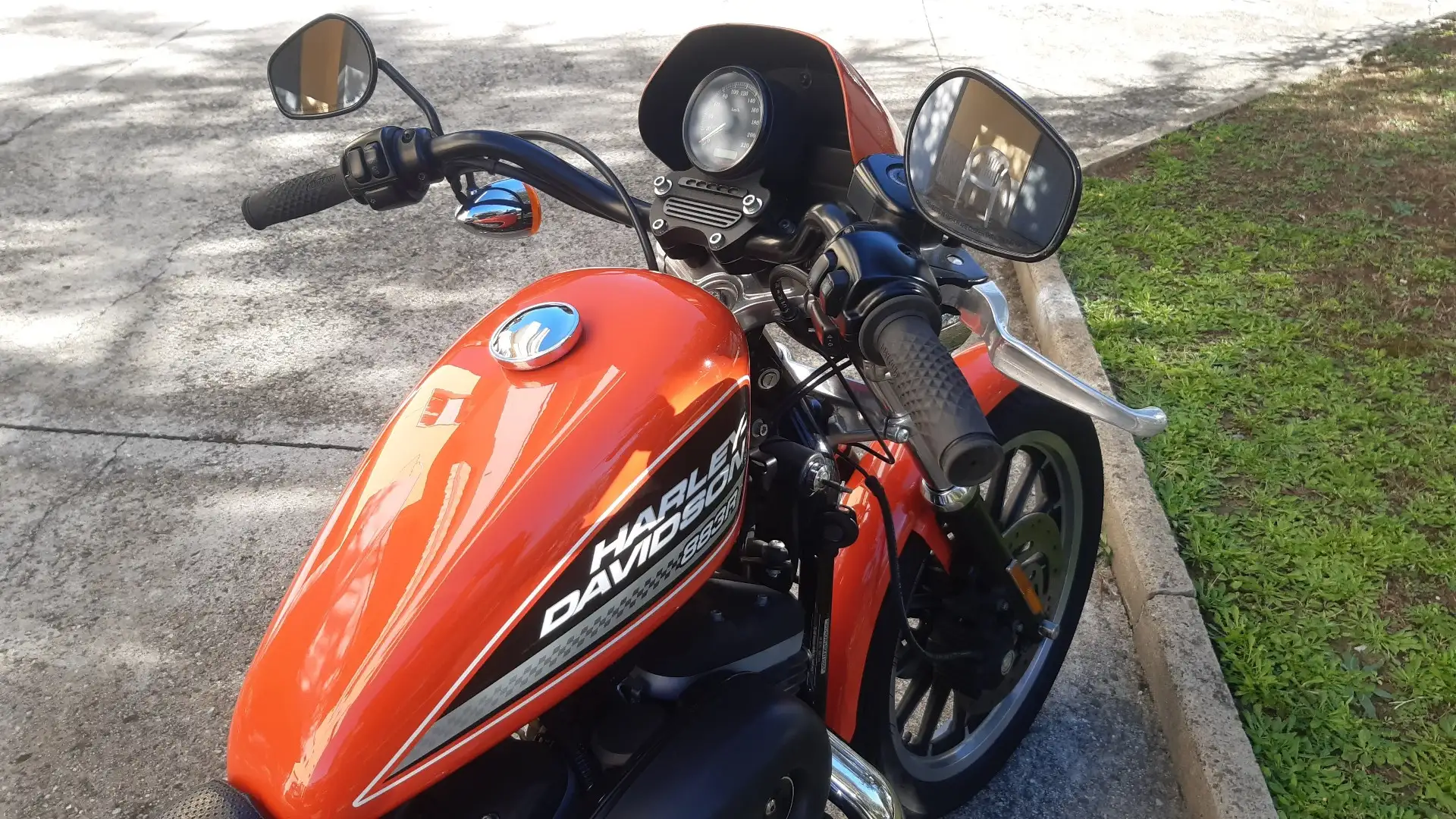 Harley-Davidson Sportster 883 R Orange - 1