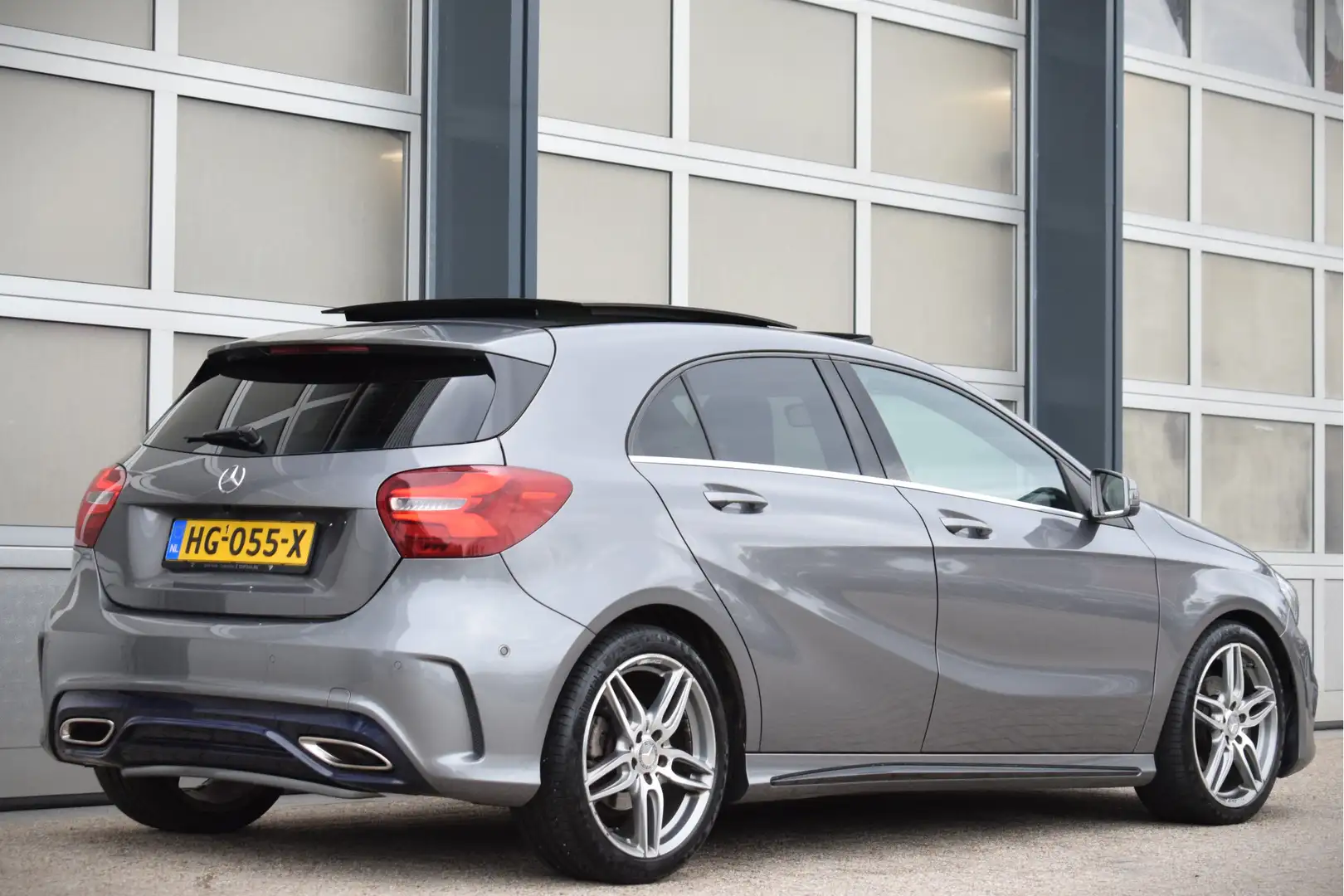 Mercedes-Benz A 180 AMG pakket Pano | Flippers | Camera | Stoelverwarm Grijs - 2