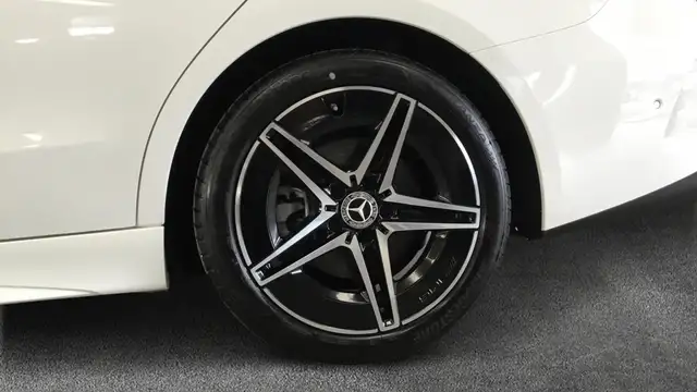 Mercedes-Benz C-Class view 5