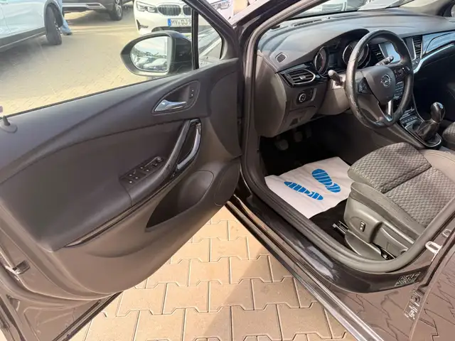 Opel Astra view 8