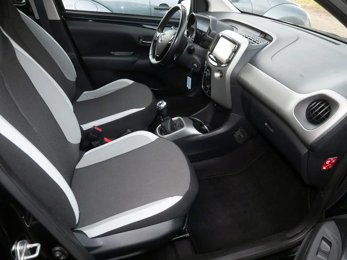 Toyota Aygo X Чорний - 2