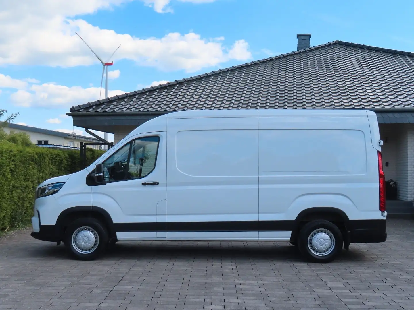 Maxus Deliver 9 Kasten L3H2 *AHK / Navi / 1. Hand* Weiß - 2