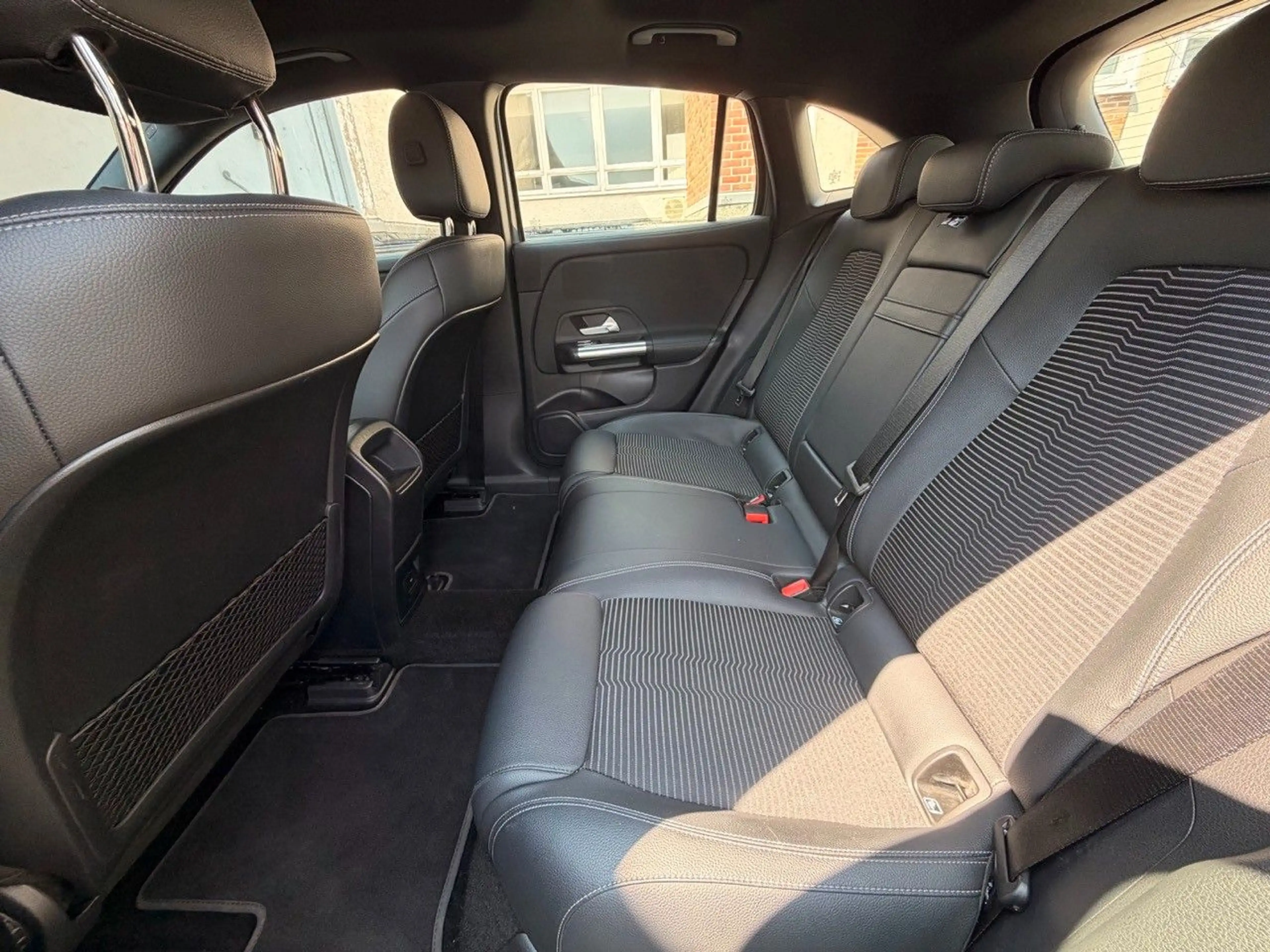 Mercedes-Benz EQA 300 4Matic LED SOH Pano — photo 13