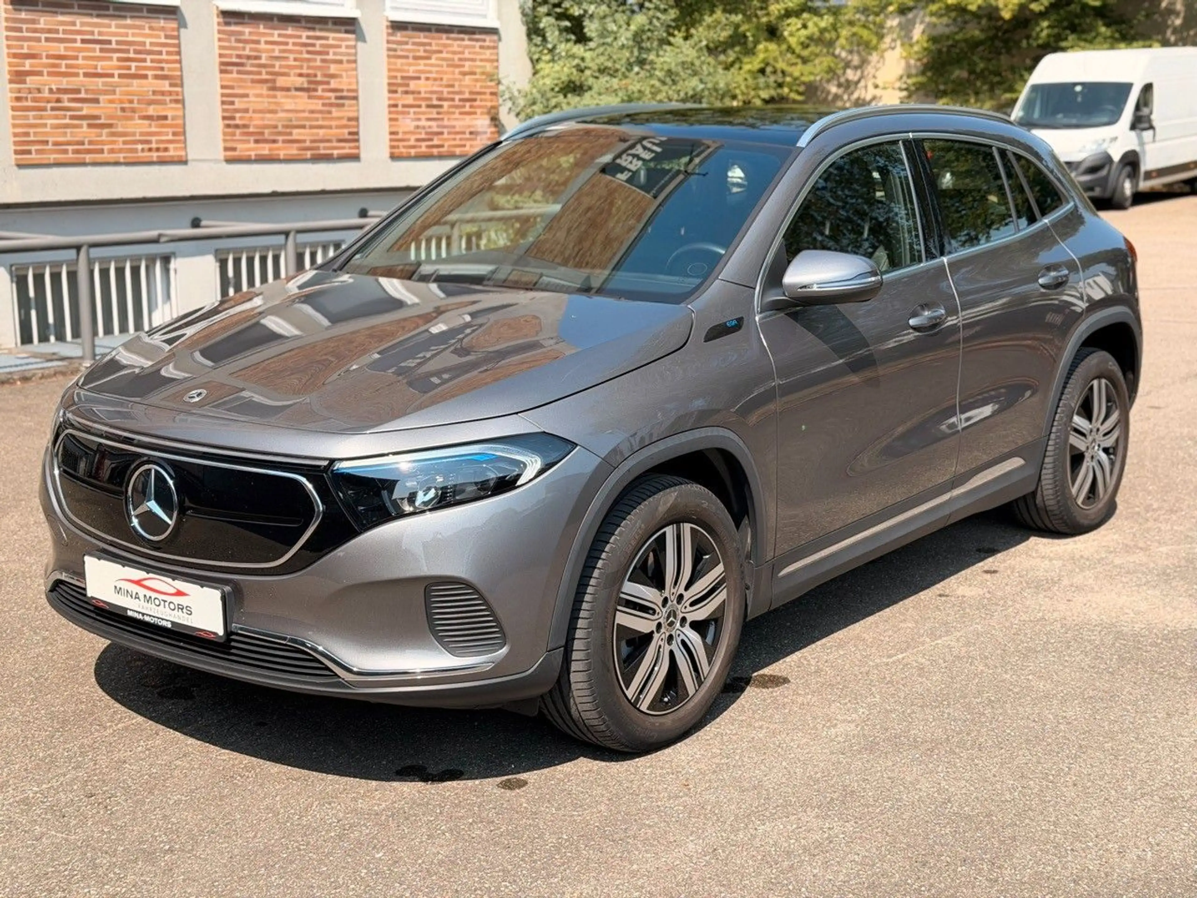 Mercedes-Benz EQA 300 4Matic LED SOH Pano