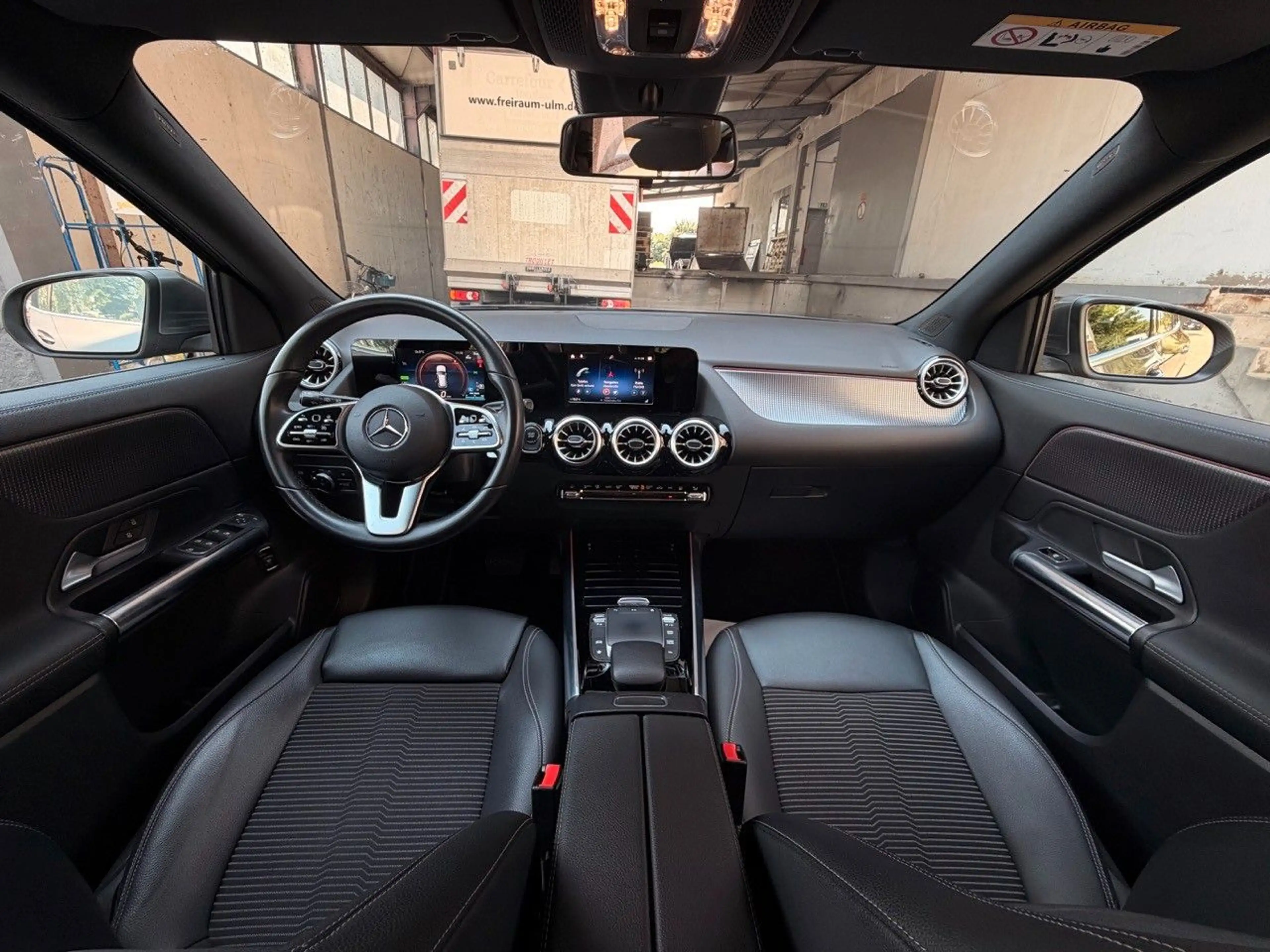 Mercedes-Benz EQA 300 4Matic LED SOH Pano — photo 14