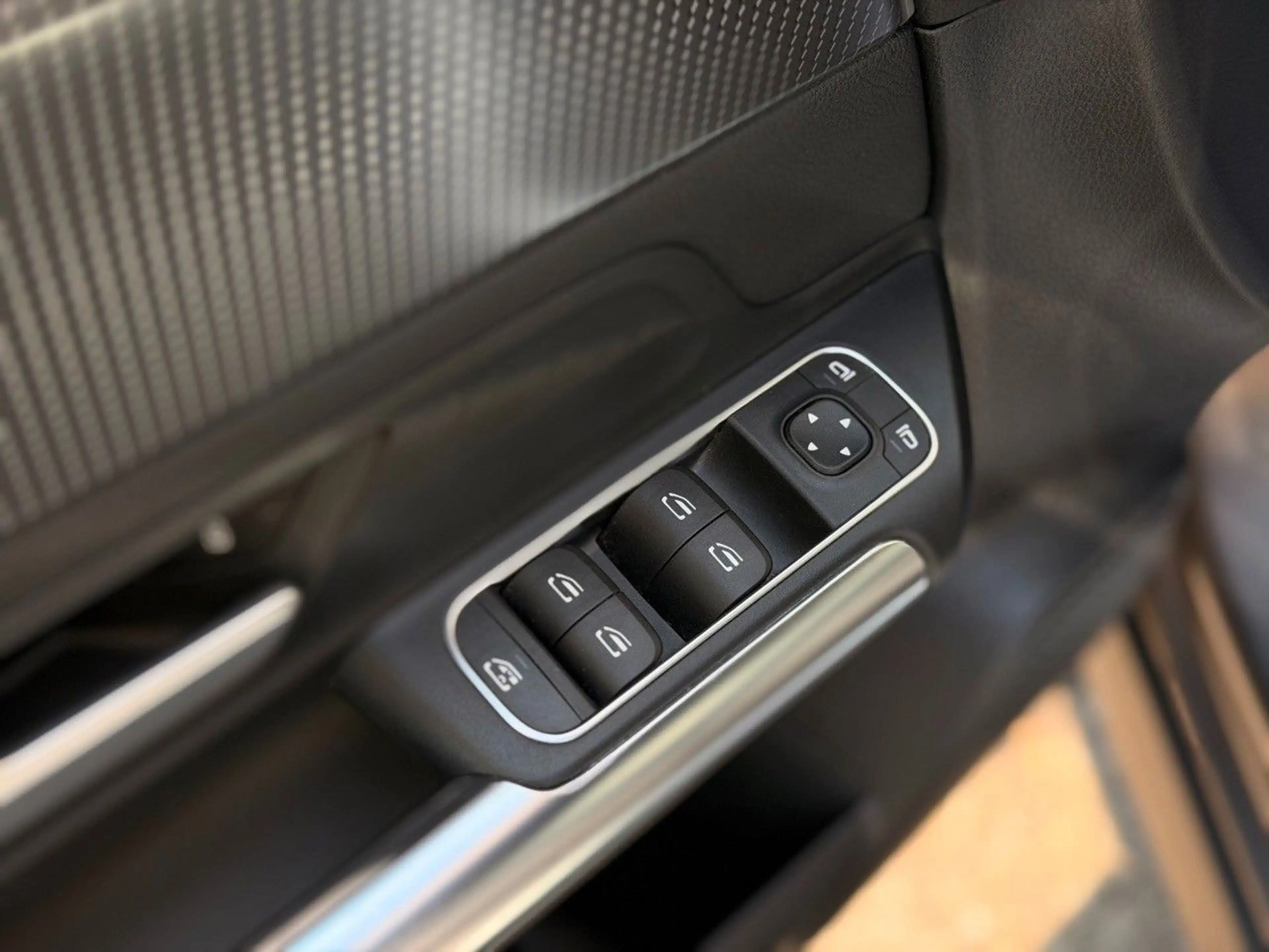 Mercedes-Benz EQA 300 4Matic LED SOH Pano — photo 11