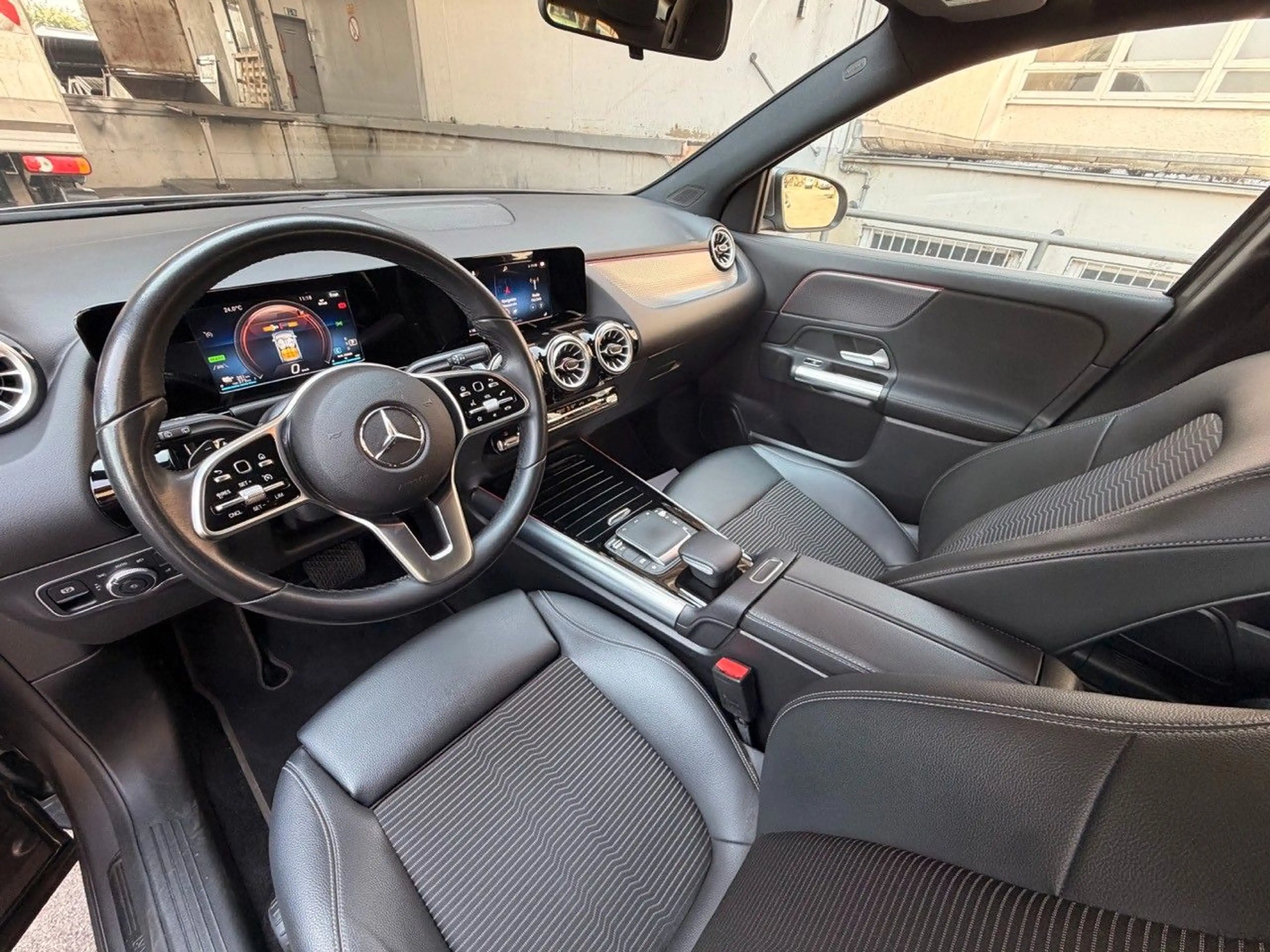 Mercedes-Benz EQA 300 4Matic LED SOH Pano — photo 12