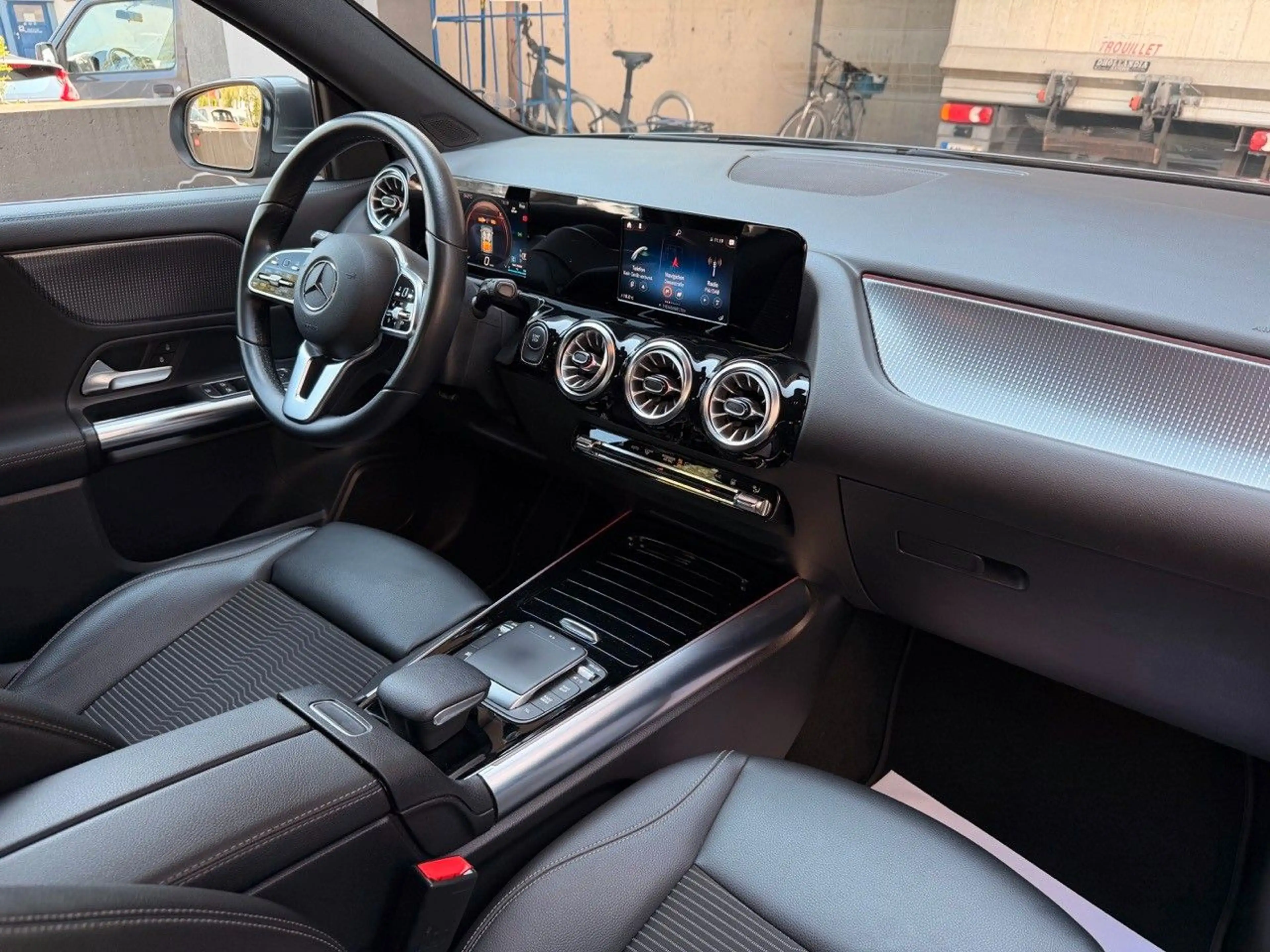 Mercedes-Benz EQA 300 4Matic LED SOH Pano — photo 15