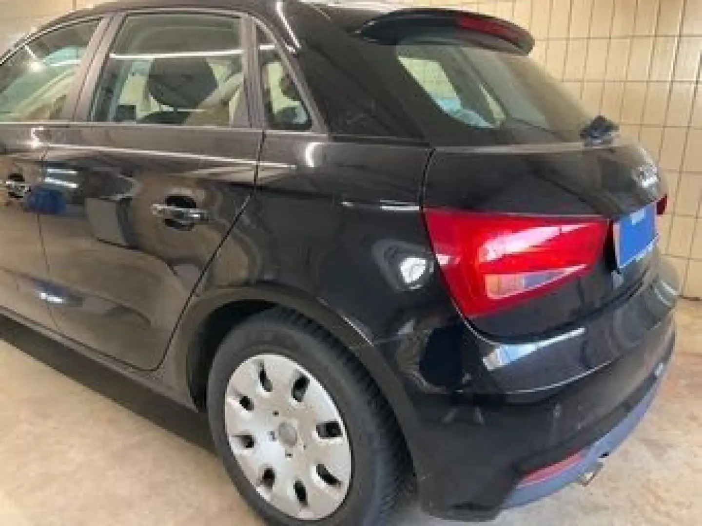 Audi A1 1.0 TFSI Sportback NAVI*SHZ*PDC*1HAND Schwarz - 2