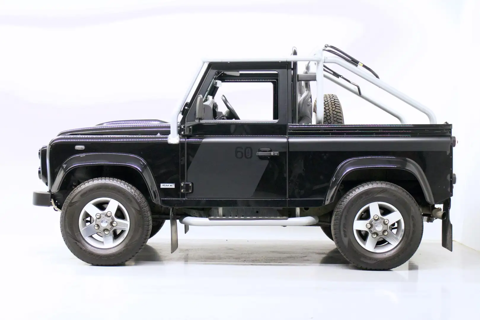 Land Rover Defender 90 SOFT TOP 2.4 TD SVX 60th Anniversary Zwart - 2