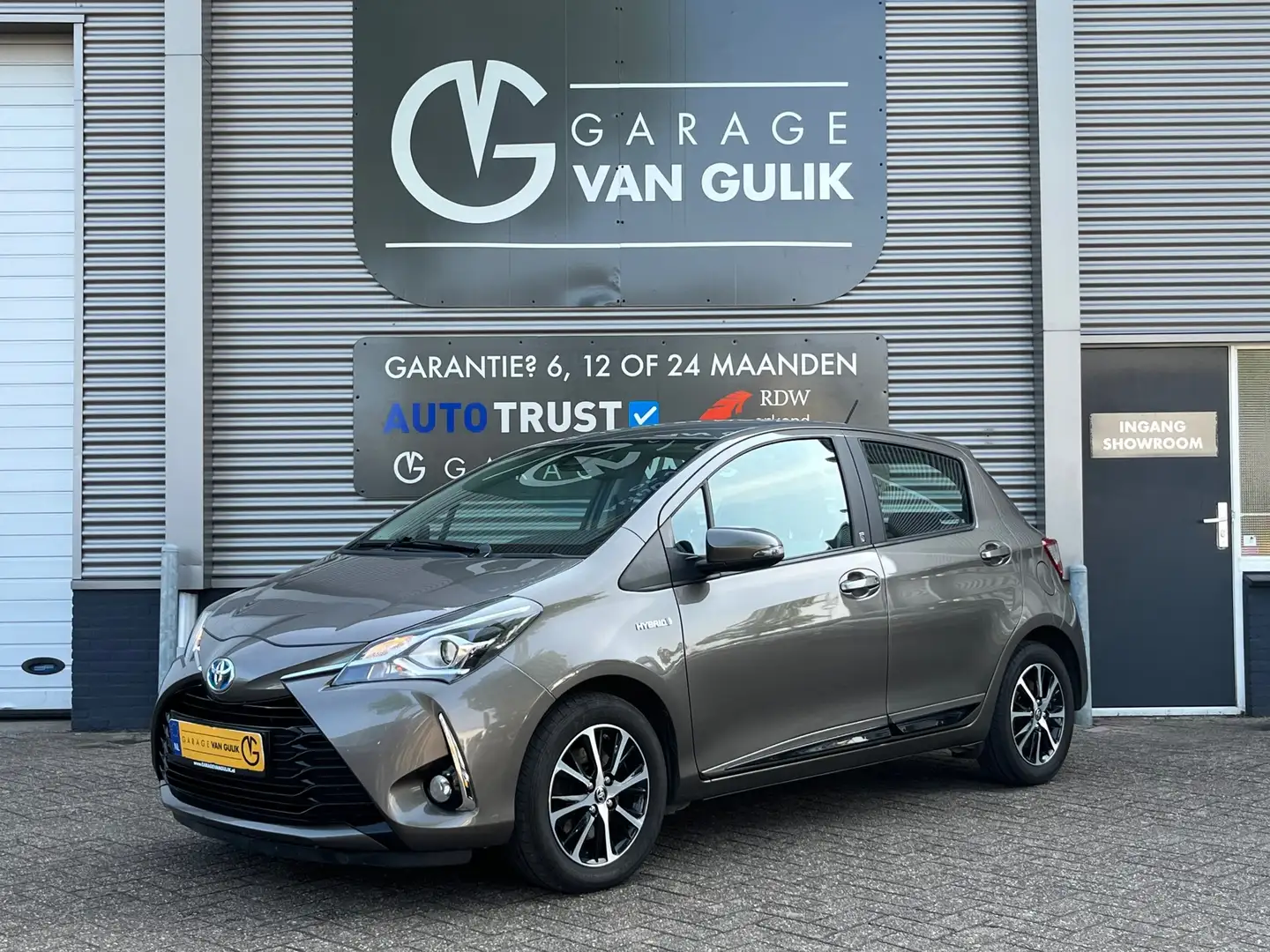 Toyota Yaris 1.5 Hybrid 101PK Automaat Navi,Cruise,Clima,Stoelv Gris - 1