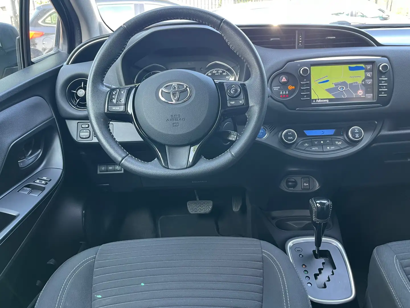 Toyota Yaris 1.5 Hybrid 101PK Automaat Navi,Cruise,Clima,Stoelv Gris - 2