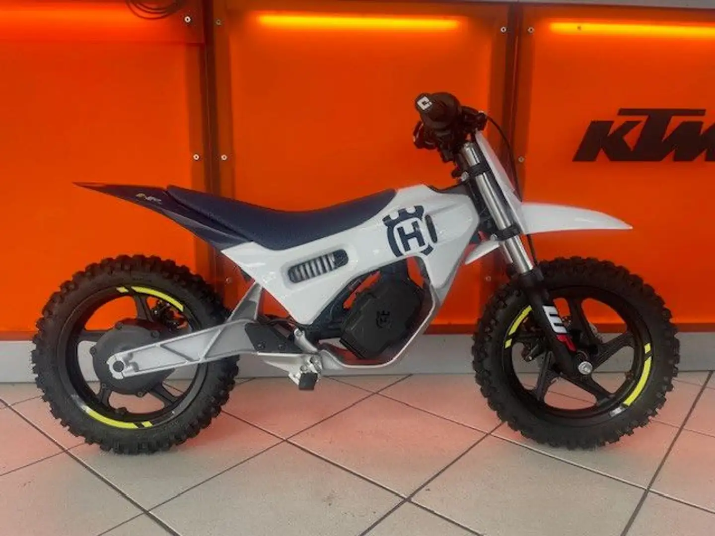 Husqvarna EE-2 MY25 Blanco - 1