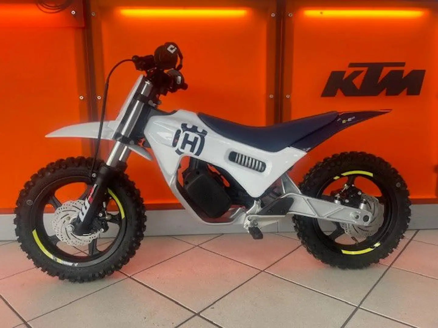 Husqvarna EE-2 MY25 Blanco - 2