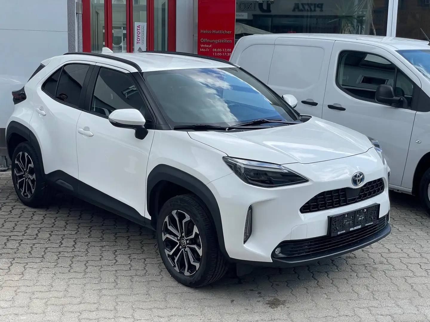 Toyota Yaris Cross 1,5 VVT-i Hybrid Active Drive +Winterpakett Weiß - 1