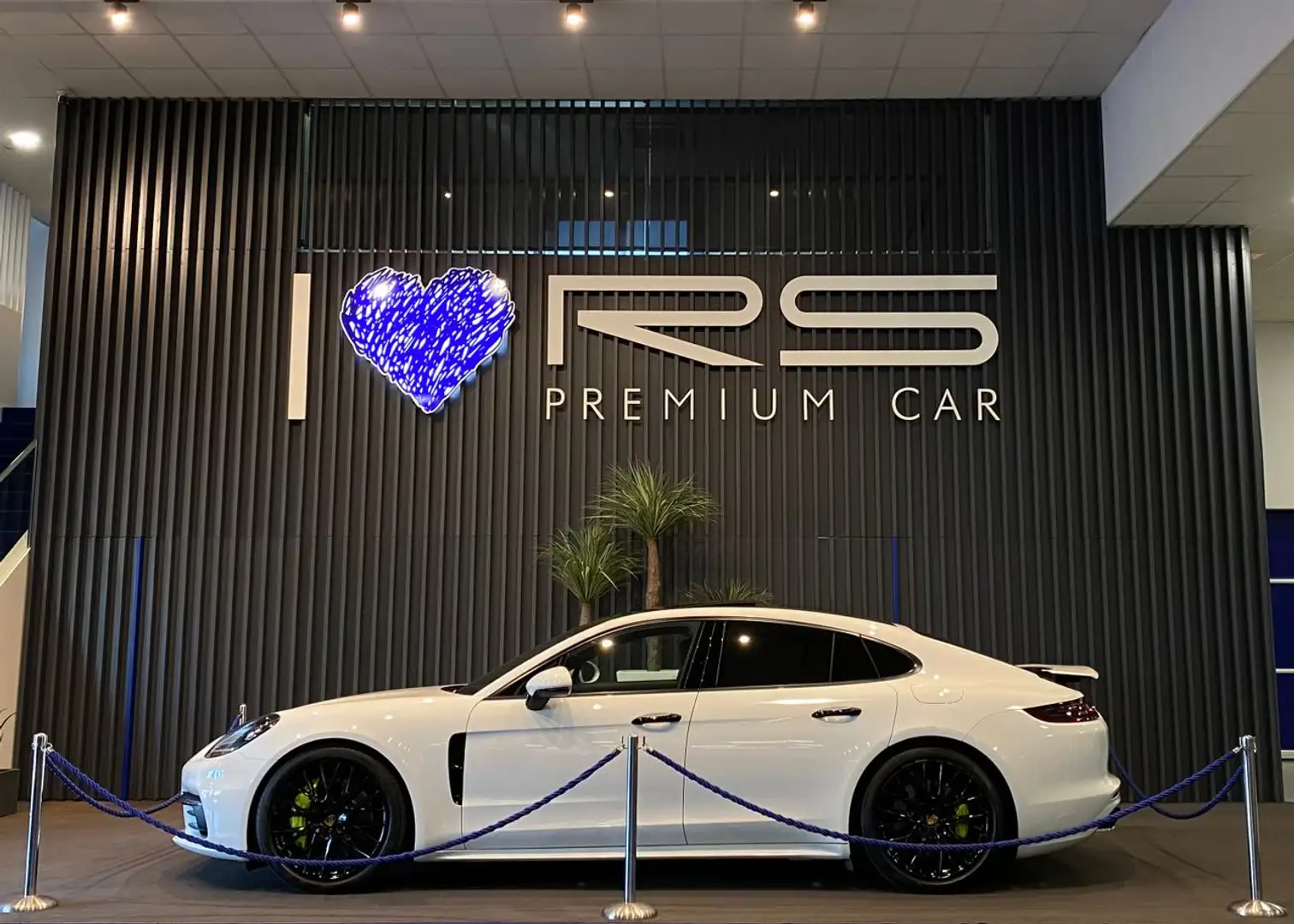 Porsche Panamera 4 e-Hybrid White - 1