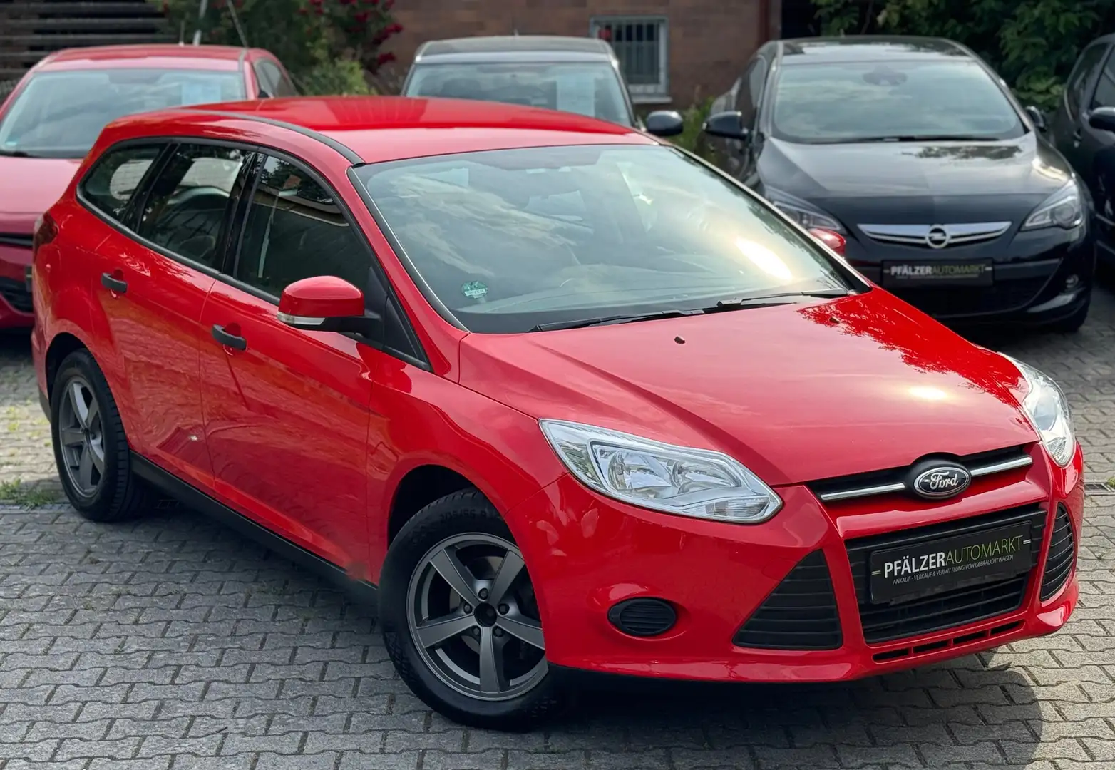 Ford Focus Kombi 94.000 km Anhängerkupplung 8-fach bereift Rot - 1
