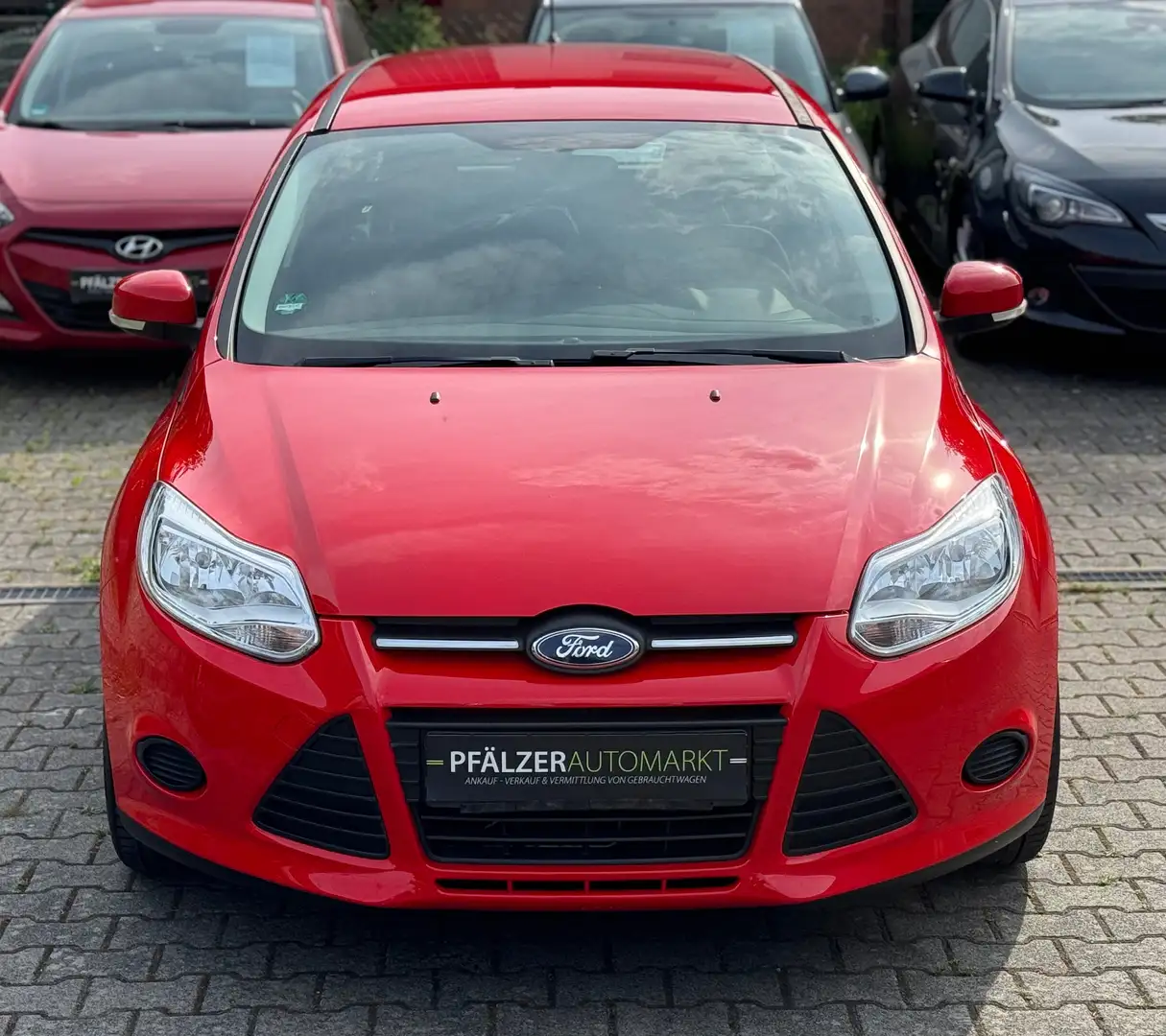 Ford Focus Kombi 94.000 km Anhängerkupplung 8-fach bereift Rot - 2