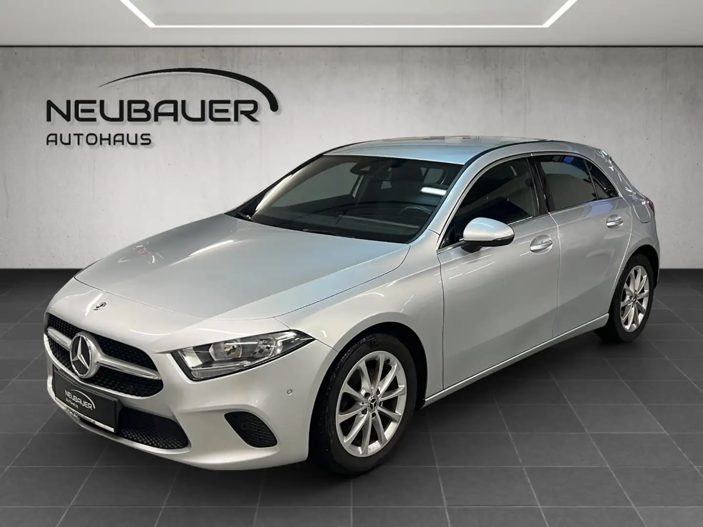 Mercedes-Benz A 180 d Kompaktlimousine Progressive PTS Shz MBUX Silber - 1