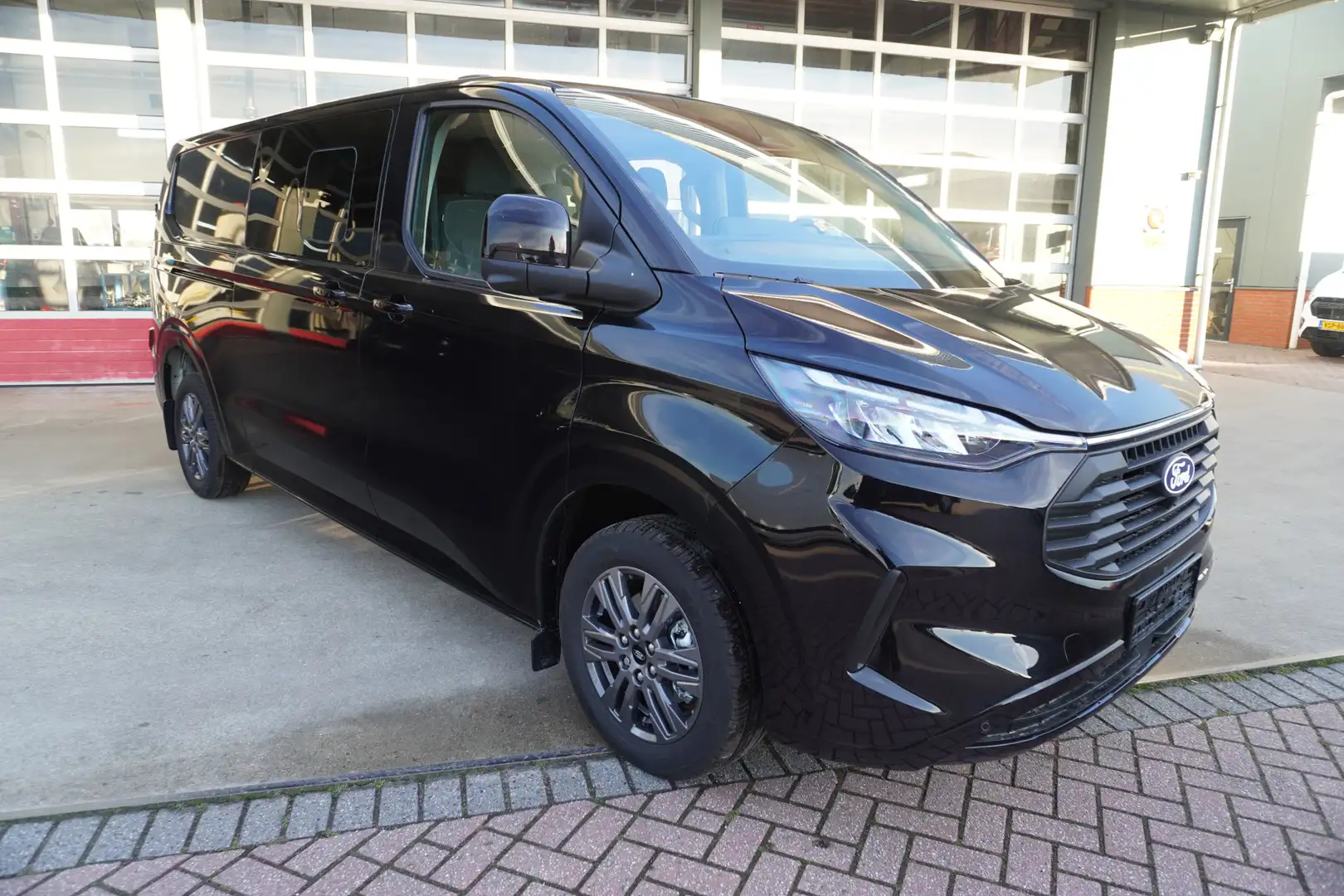 Ford Transit Custom 320L 2.0 TDCI 170PK L2H1 Limited DubbelCabine Auto Zwart - 2
