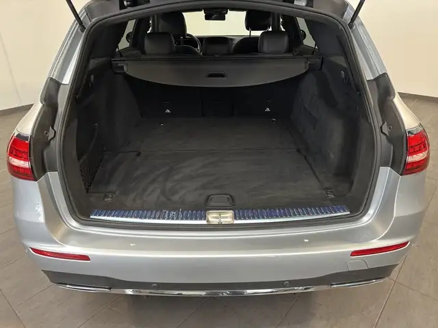Mercedes-Benz 300 view 6