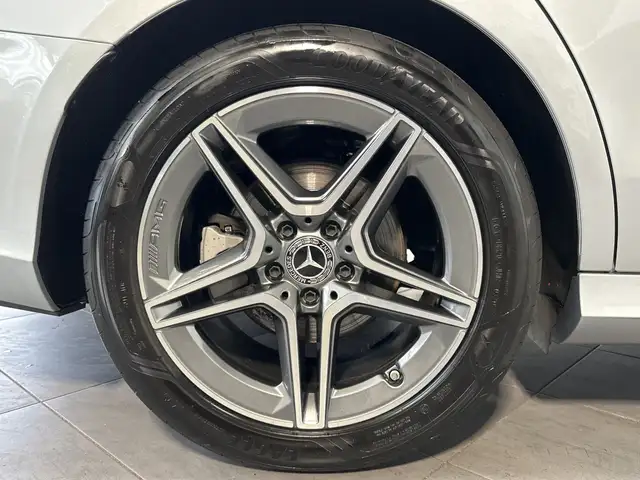 Mercedes-Benz 300 view 3