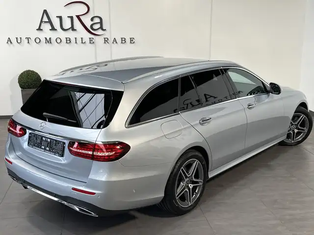 Mercedes-Benz 300 view 5