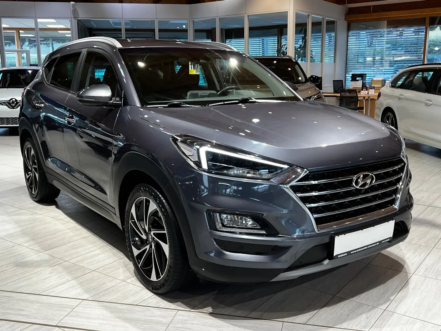 Hyundai TUCSON 1.6 T-GDI Premium ACC+LED+Navi+SHZ+Klima Grijs - 2