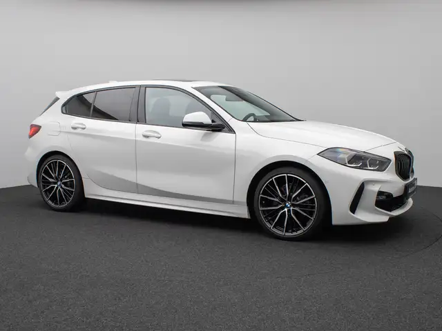 BMW 1 Series view 4