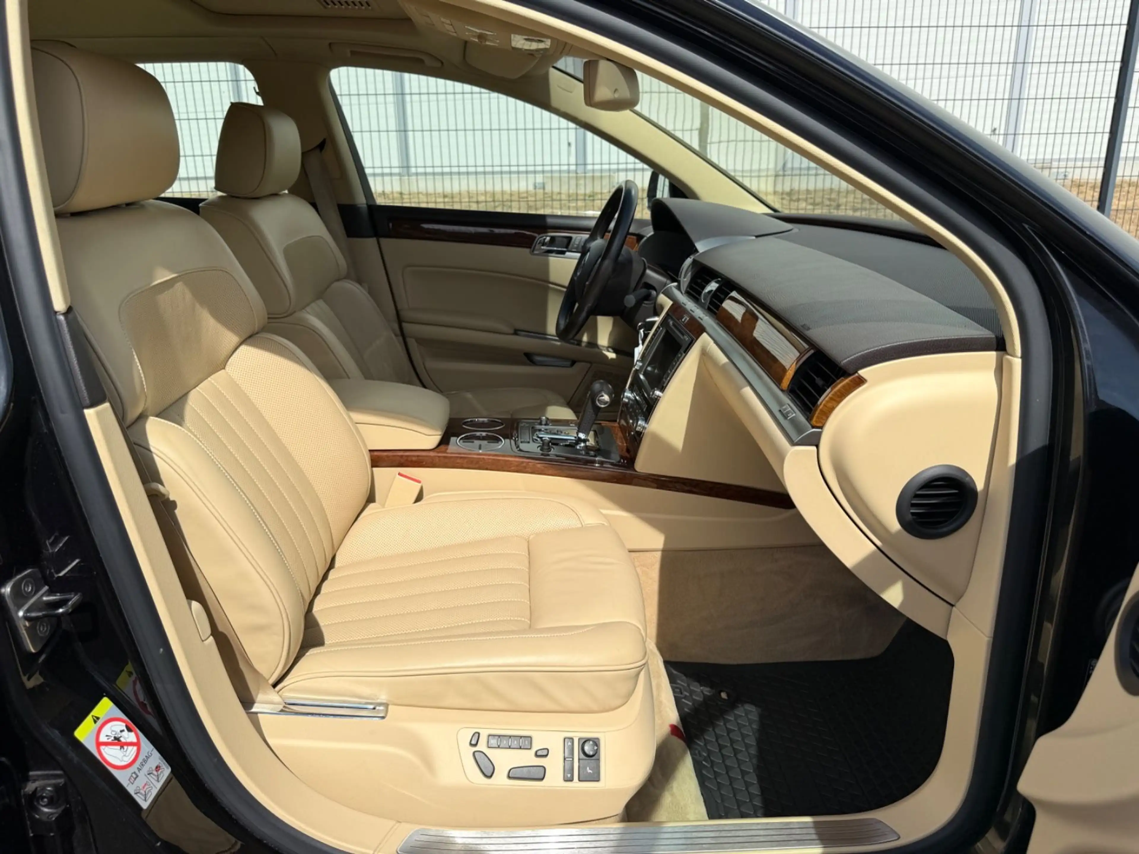 Volkswagen Phaeton 3.0 V6 TDI 4Motion*Dynaudio*Schiebedach* — photo 10
