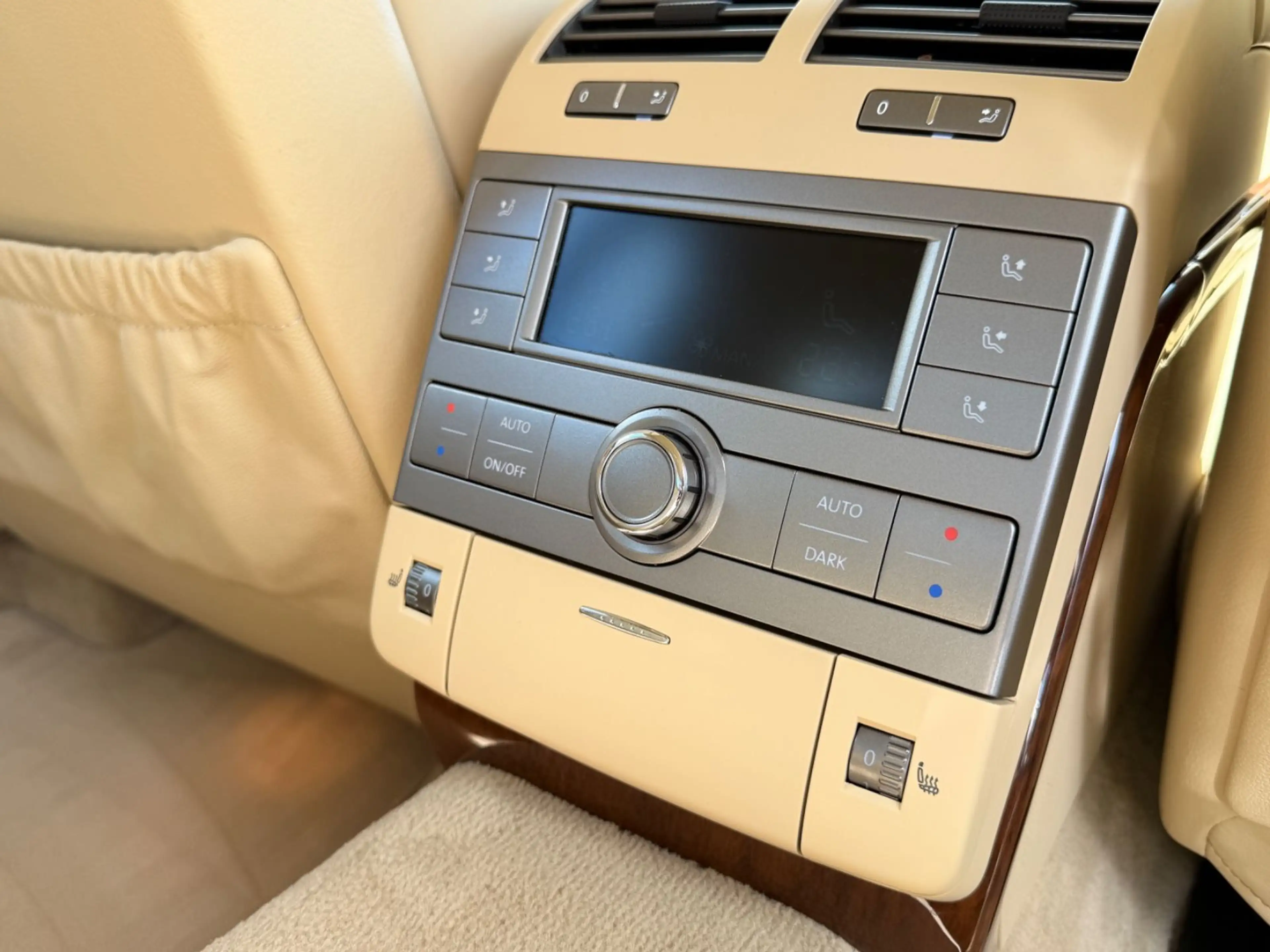 Volkswagen Phaeton 3.0 V6 TDI 4Motion*Dynaudio*Schiebedach* — photo 12