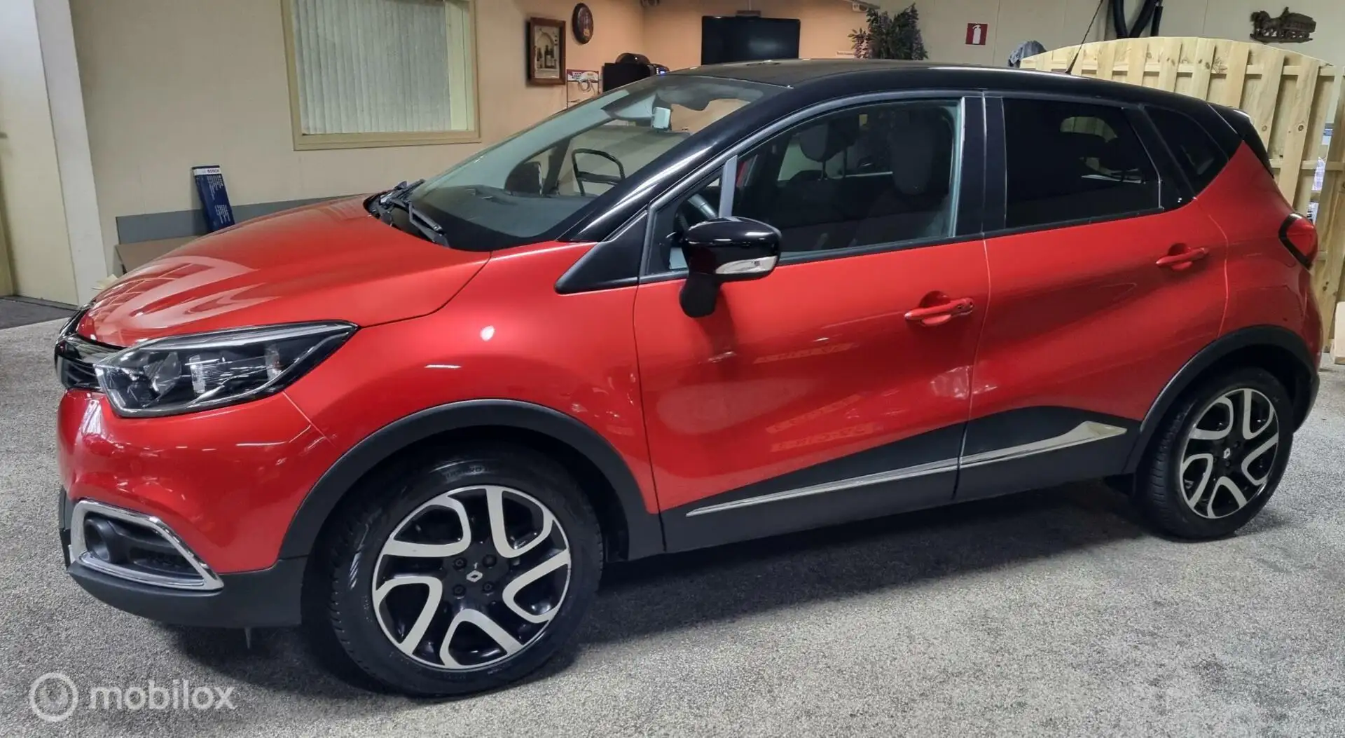 Renault Captur 0.9 TCe Helly Hansen Rood - 1