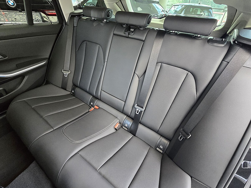 BMW 320 d xDrive Tour. Aut. Vollleder/Sportsitze/AHK/Pa... — photo 14