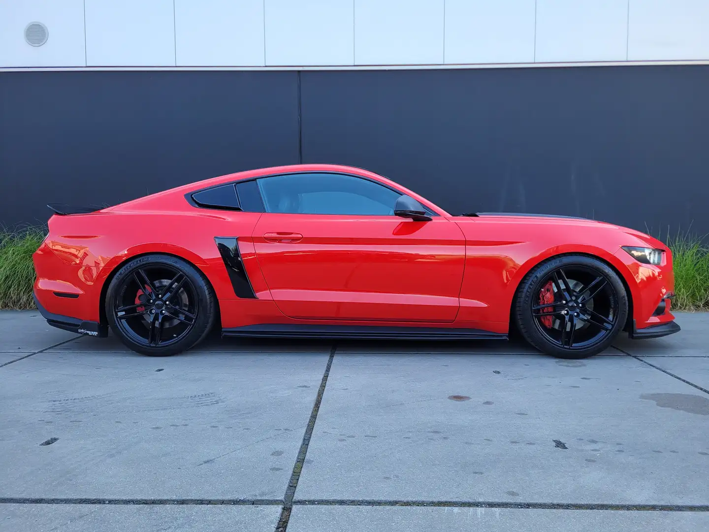 Ford Mustang 2.3 EcoBoost*AUT.*20"ALU*CARBON*MEMORY*CAMERA* Красный - 2