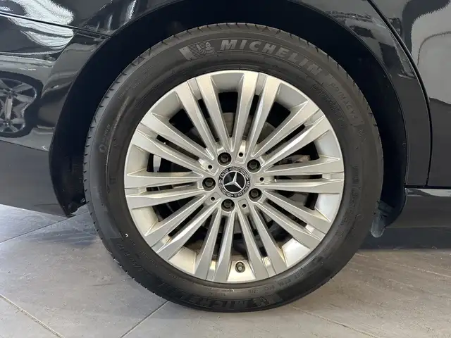 Mercedes-Benz 220 view 3