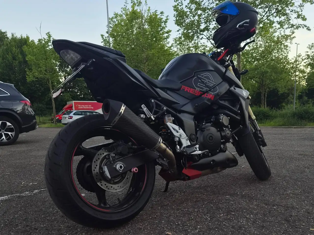 Suzuki GSR 750