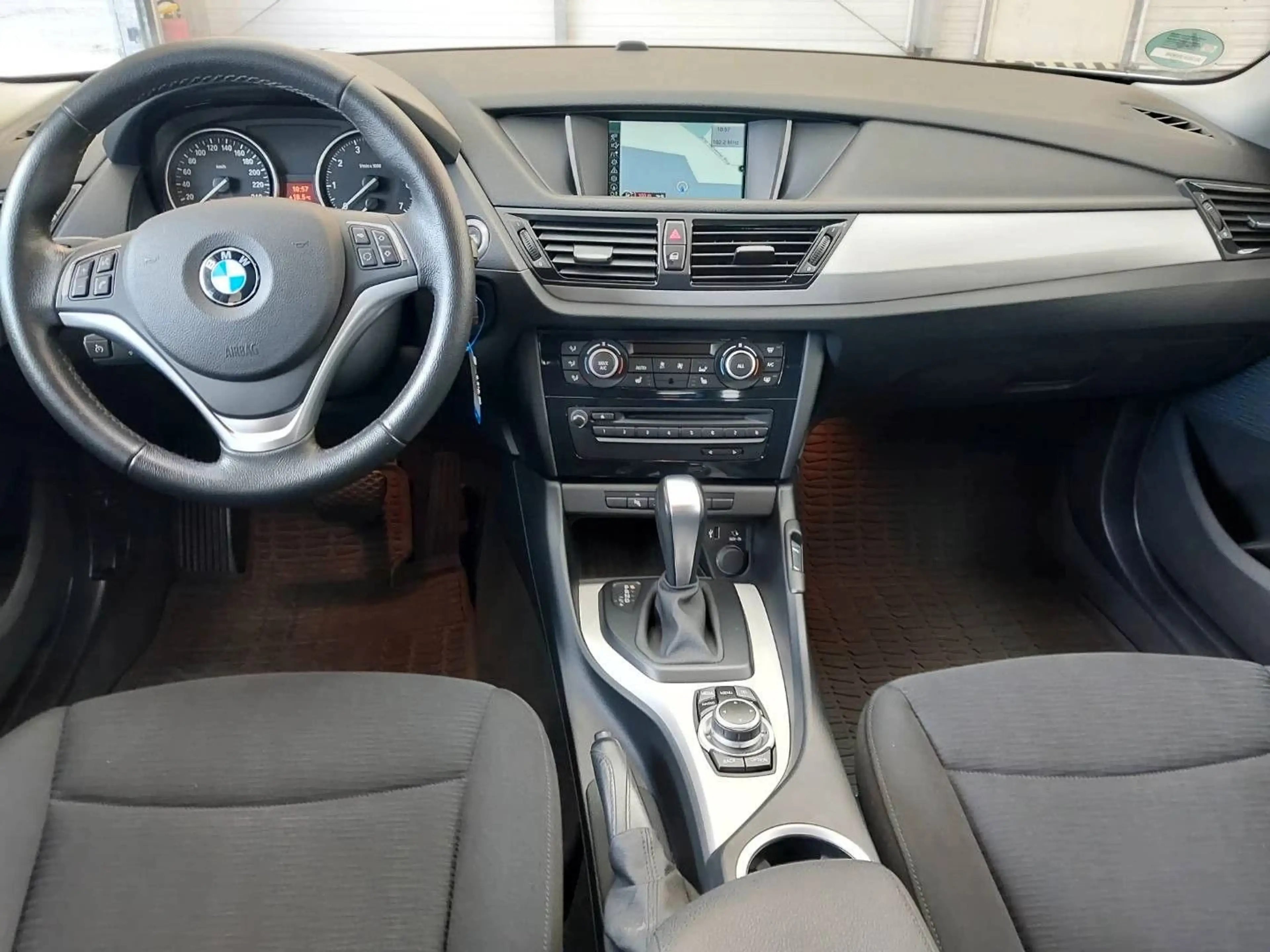 BMW X1 sDrive 18 i **1.HAND/NAVI/SHZ** — photo 13